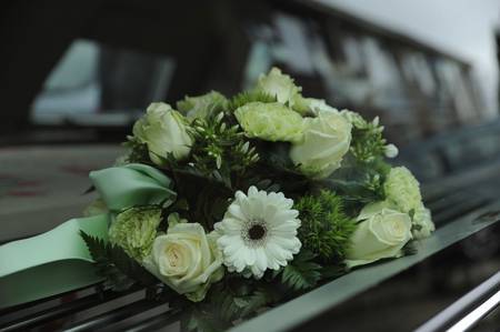 Blumenschmuck an Beerdigung